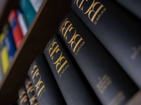 BGB und andere Gesetzesbücher im Regal in der Bücherei