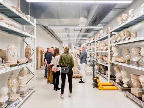 Führung im Skulturendepot der Antikensammlung