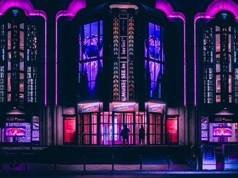 Der Friedrichstadtpalast bei Nacht.