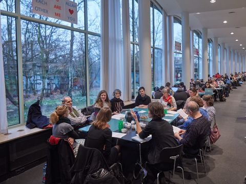 Sonntagsöffnung in der Amerika-Gedenkbibliothek – Shared Reading mitten in der Bibliothek