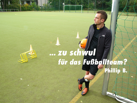 Foto eines schwulen Mannes, der am Fußballtor lehnt