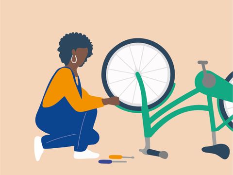 Eine Frau repariert ihr Fahrrad