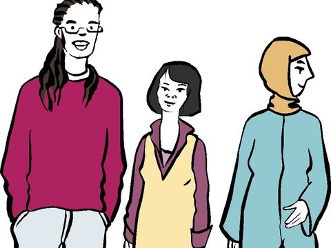Eine große Frau mit Brille, eine kleine Frau mit dunklen Haaren und eine Frau mit Kopftuch