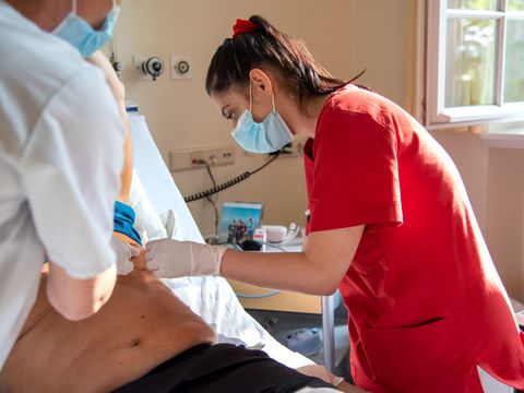 Anleitung einer Pflegeauszubildenden beim Verbandwechsel