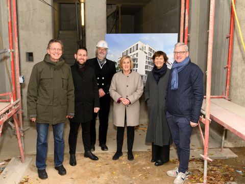 Cathrin Bach (v.l.n.r.): Christian Gaebler, Staatssekretär für Bauen und Wohnen in der Senatsverwaltung für Stadtentwicklung, Bauen und Wohnen; Christoph Keller, Bezirksstadtrat für Jugend, Familie und Gesundheit im Bezirk Berlin-Mitte; Olaf Trummer, Ludwig Freytag GmbH & Co. KG; Sandra Wehrmann, Vorstand degewo AG; Anne Lampen, Architektin; Christoph Beck, Vorstand degewo AG (Bild: Cathrin Bach)