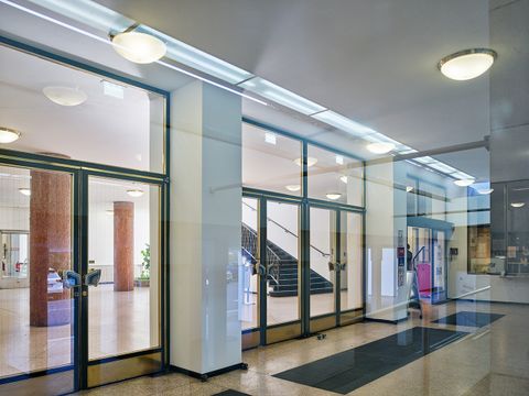 Blick ins Foyer (EG) aus dem Eingangsbereich, September 2020
