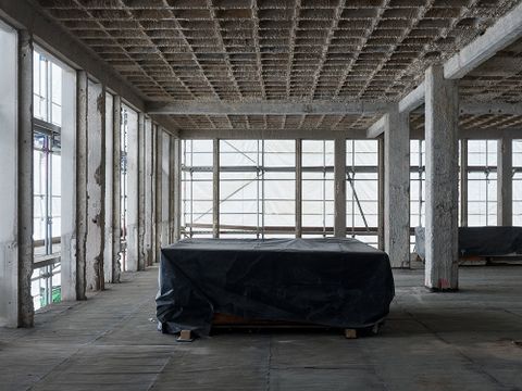 Blick in eine Büroetage während der Sanierung; im Raum liegen die historischen Fenster, Juli 2021