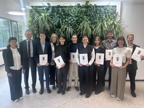 Gruppe von elf Personen, links im Bild Senator Gaebler
