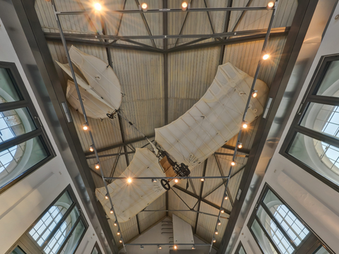 Historisches Flugzeugmodell im Hans-Grade-Saal