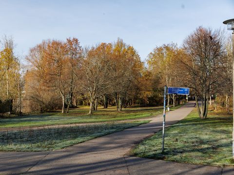 Zugang zur S-Bahn im Spätherbst