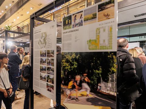 Ausstellungstafeln zum Schulhof der Lauterbachschulen