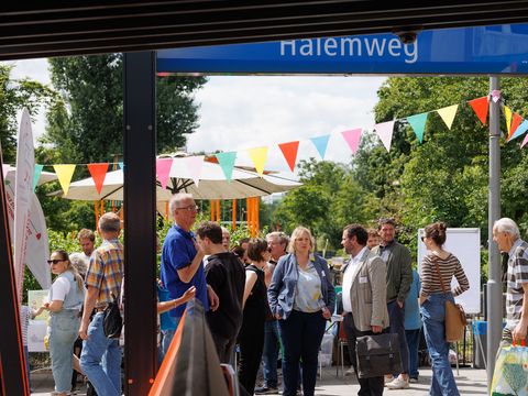 Rundgang über den gut gefüllten Stadtplatz hinter dem U-Bahnhof Halemweg