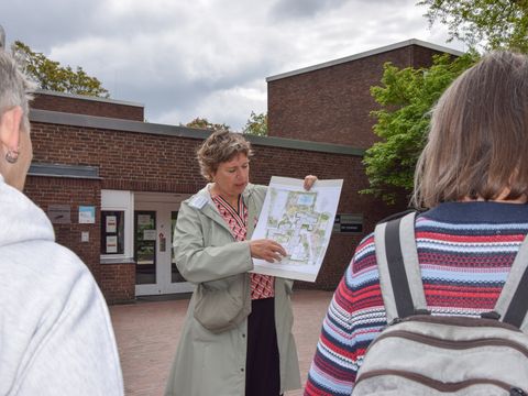 TdS 2025 - Charlottenburg-Nord Führung durch die Außenanlagen der Moltke-Grundschule