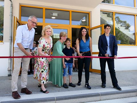 Norbert Illiges, Catrin Gocksch, Thurid Dietmann, Kilian Dörrich (Schüler), Filiz Keküllüoğlu u. Dr. Sandra Obermeyer durchschneiden das rote Band
