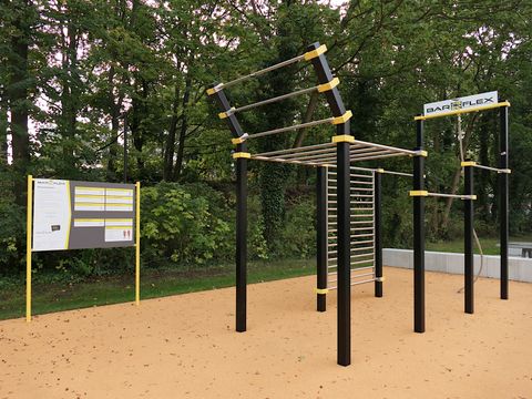Calisthenics-Anlage auf dem Sportband an der HOWOGE-Arena "Hans Zoschke"