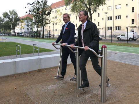 Senator Christian Gaebler und Bezirksstadtrat Kevin Hönicke testen gemeinsam den Stepper