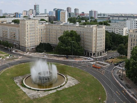 Vogelperspektive auf den Strausberger Platz mit Brunnen