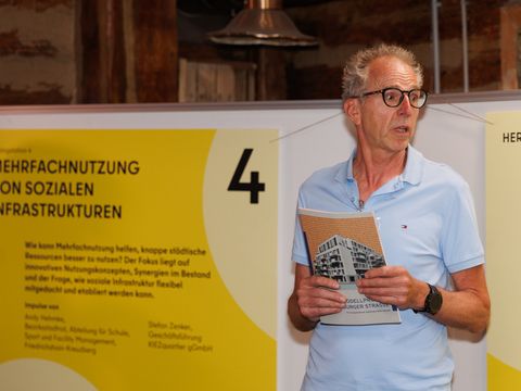 Stefan Zenker von der KIEZquartier gGmbH präsentierte in der Dialogstation 4 das Modellprojekt Gotenburger Straße als gelungenes Beispiel für die „Mehrfachnutzung von sozialen Infrastrukturen“.