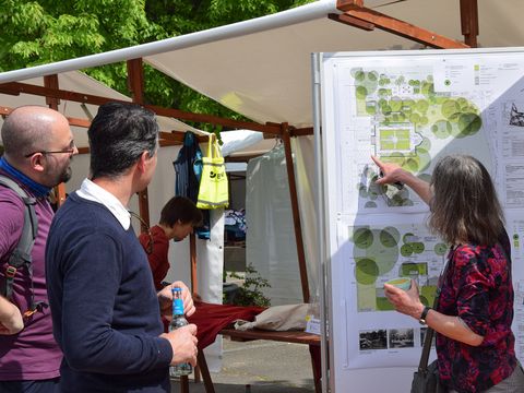 Infostand zur Neugestaltung des Rosengartens