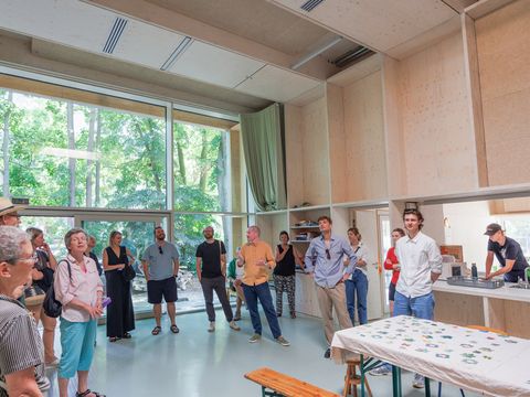 Torsten Suschke erklärt den Kinderhof