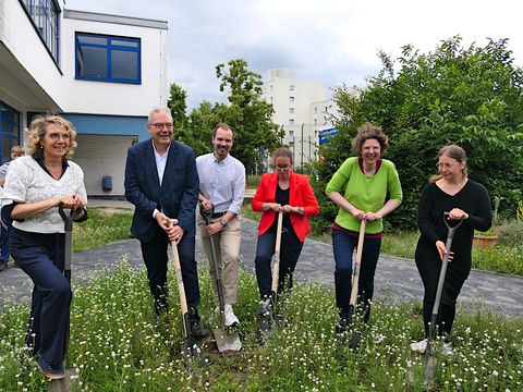 Schulleiterin Viola Ristow, Stadtrat Harald Muschner, Grundstufenleiter Benny Schmidt, Stadträtin Julia Schrod-Thiel, Stadträtin Korinna Stephan und Landschaftsarchitektin Rebecca Rößler beim Spatenstich am Campus Hannah Höch