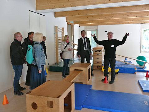 Kita Bewegungsreich - Feierliche Eröffnung - Besichtigung des neuen Bewegungsraums mit Senator Gaebler, den Bezirksstadträten und Projektleiter Erik Schmierbach