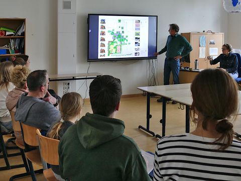 Thomas Eberhard stellt den Entwurf für die Neugestaltung der Freiflächen der Märkischen Grundschule vor Vertretern der Schulgemeinschaft vor