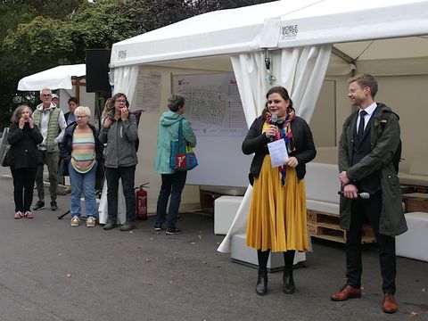 Stadträtin Eva Majewski und Christian Petermann, SenStadt, bei der Eröffnung des Info- und Aktionstages Neue Mitte Tempelhof