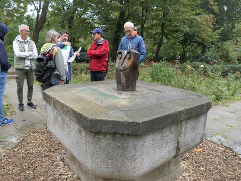 Rundgang im Rosengarten mit Halt am Brunnen mit der Eulenskulptur
