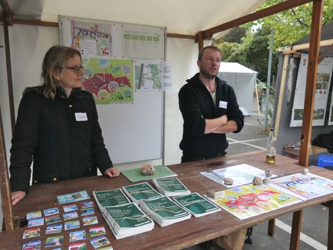 Die Energiebeauftragte Manuela Gabriel und der Klimaschutzbeauftragte Fabian Krüger am Infostand