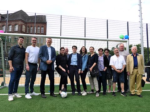 Mitarbeitende des Bezirksamtes, Mitglieder der BVV, der Vorsitzende des Bezirkssportbundes, zwei Stadträte von Tempelhof-Schöneberg sowie Abt-Lt. Dr. Obermeyer auf dem neuen Sportplatz für den Campus Schönberer Linse
