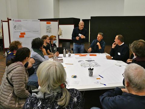 Infoabend Haus der Jugend - Diskussion in einer Arbeitsgruppe