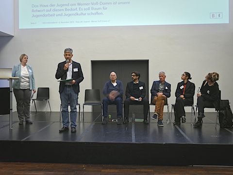 Infoabend Haus der Jugend - Podium mit Oliver Schworck als Redner