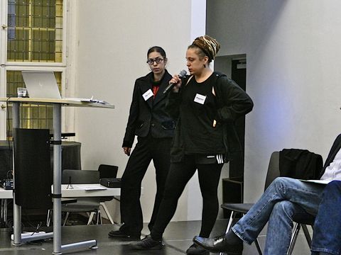 Infoabend Haus der Jugend - am Mikrofon zwei Vertreterinnen von Potse und Drugstore