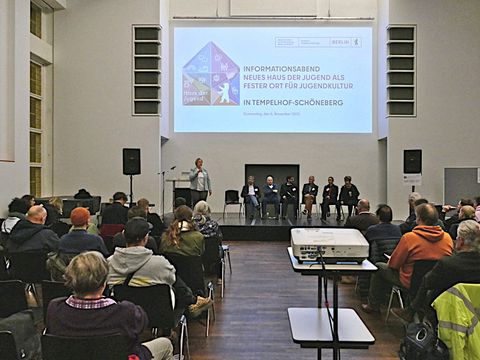 Infoabend Haus der Jugend - Plenum mit Präsetantion und Podium