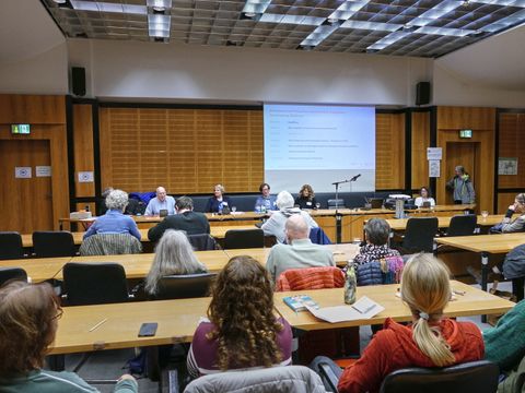 Infoabend Nachhaltige Erneuerung Schöneberg-Südkreuz 18.11.2025, Rathaus Schöneberg - Blick in den Saal mit Podium