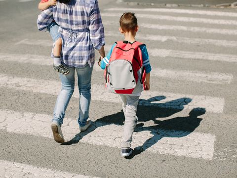 Mottobild: Mutter und Kinder am Zebrastreifen