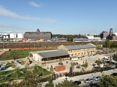 Blick über den neuen Moabiter Stadtgarten zum Westhafen