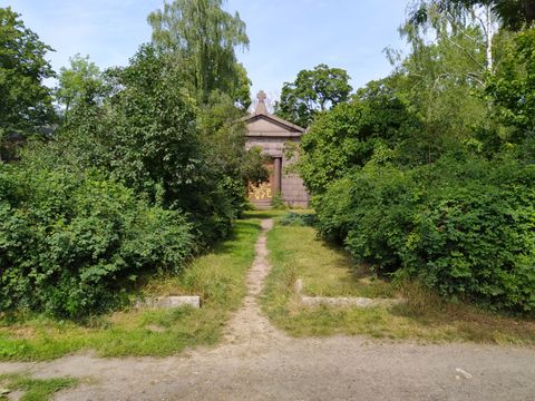 Blick auf die Trauerkapelle des ehemaligen Friedhofs Gotlindestraße