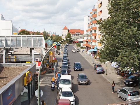 Vogelperspektive auf Einkaufsstraße mit Center