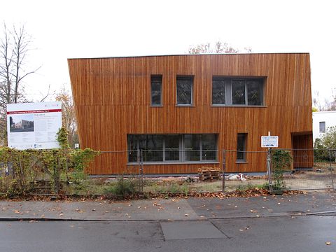 Baustelle des neuen Beratungszentrums Senftenberger Ring mit Holzfassade