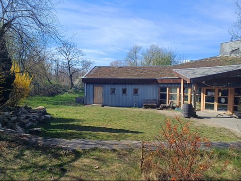 Der Jugendclub Holzwurmhaus vor der Sanierung