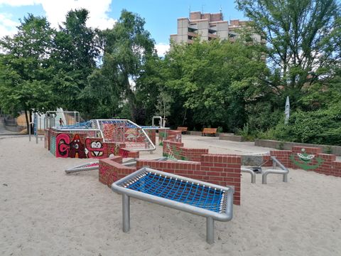 Der Ernst-Thälmann-Park steht unter Ensembleschutz und wurde mit neuen Angeboten denkmalgerecht ergänzt (Bild: Anka Stahl)
