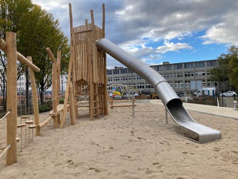 Balancierparcours und Rutschenturm auf dem fast fertigen Spielplatz am Bildungscampus Schöneberger Linse