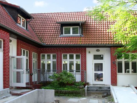 Zweiflügeliges Backsteingebäude mit Innenhof