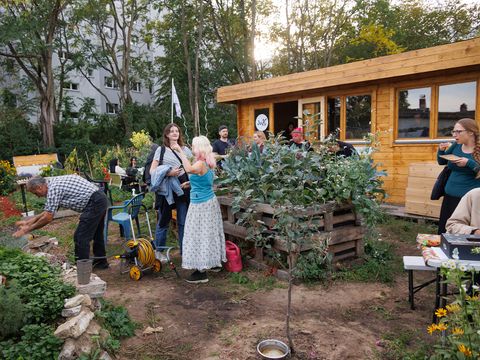 Interkultureller Garten von mehreren Generationen