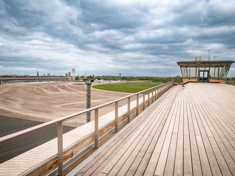 THF Tower - Dachterrasse mit Blick auf Flughafengebäude und Tempelhofer Feld