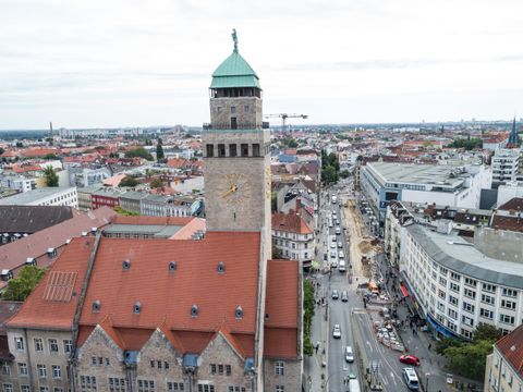 Karl-Marx-Straße mit Rathaus Neukölln