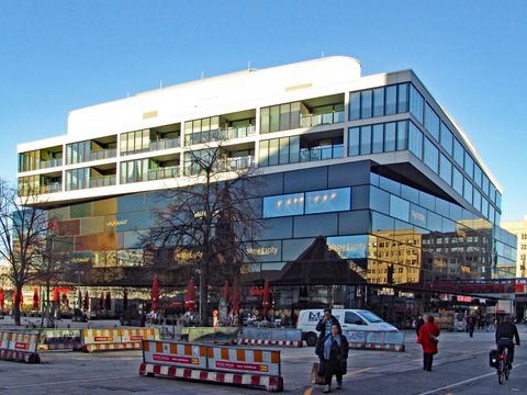 Wohn- und Geschäftshaus „Alea 101“ (Bild: SenStadt)