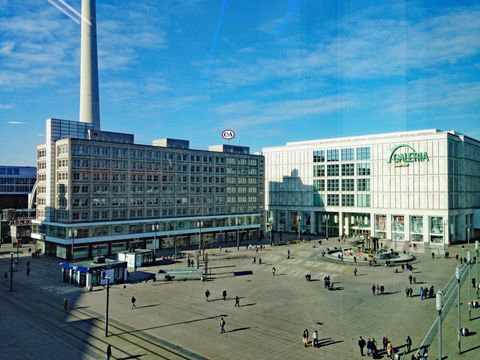 Alexanderplatz mit Berolinahaus (links) und Galeria Kaufhof (Bild: SenStadt / Thorsten Wilhelm)